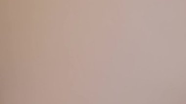 Eldivenli eller, kırmızı kurdeleli bir hediye kutusu verin.. 