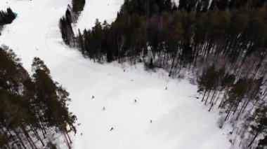Bir kış beldesinin dağlarında hava fotoğrafçılığı. 