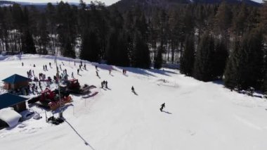Bir grup kayakçının kuş bakışı görüntüsü, kayak yamacının hava fotoğrafları..