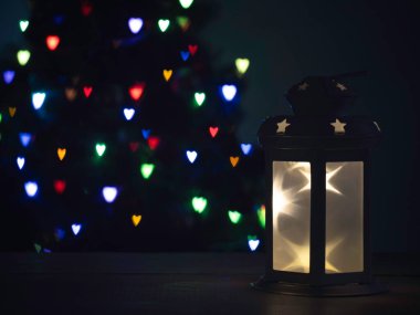 Bir fener ve çelenklerle süslenmiş bir Noel ağacı. Metin için alanı olan bir düzen