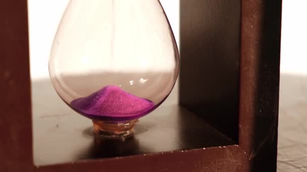 Hourglass close-up, ungu pasir tumpah keluar — Stok Video