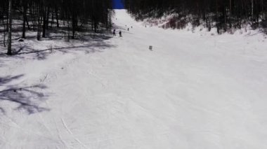 Bir kış beldesinin dağlarında hava fotoğrafçılığı. 