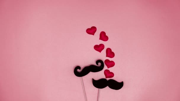 분홍색 배경에 콧수염 모양으로 분장을 하고 있는 민스 파티 마스크. — 비디오