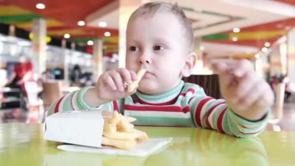 Grabben på caféet vägrar att äta pommes frites. — Stockvideo