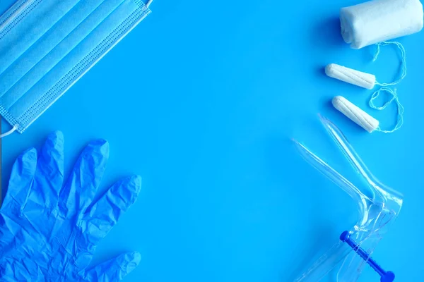 Medical equipment of the gynecological office on a blue background, layout with copy space — Stock Photo, Image