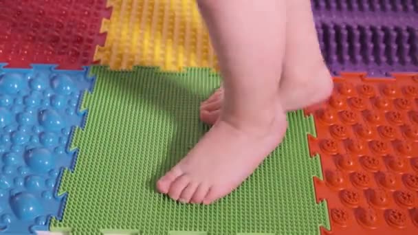 Criança Faz Exercícios Tapete Ortopédico Pernas Das Crianças Close — Vídeo de Stock