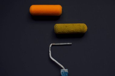 Mavi arkaplanda eski boyama araçları