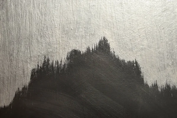 抽象的な黒と白の背景にブラシストロークで山の形で — ストック写真