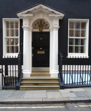 the luxury district of Kensington is characterized by elegant Georgian residences and luxurious buildings.