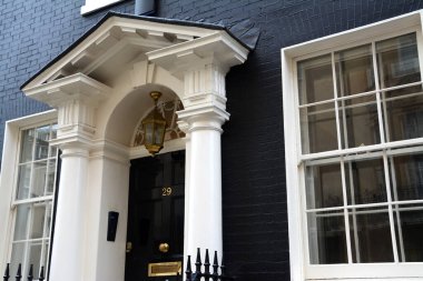 the luxury district of Kensington is characterized by elegant Georgian residences and luxurious buildings.