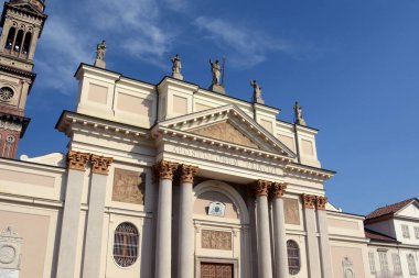 Aziz Peter ve Mark Katedrali Piazza Giovanni XIII 'teki İskenderiye Katedrali' dir.