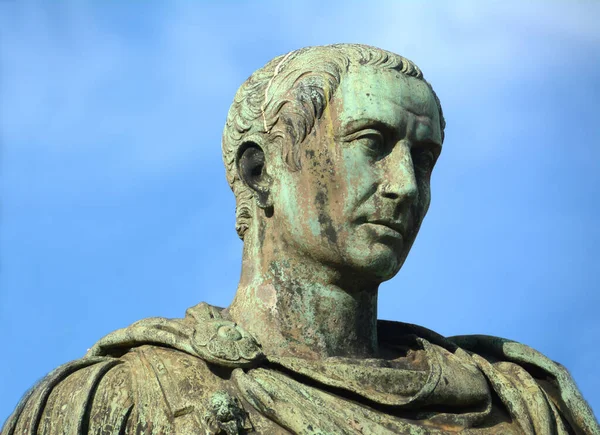 Augusta Taurinorum 'un Porta Principalis Dextera' sı olan Porta Palatina 'nın önündeki Jül Sezar' ın heykeli..