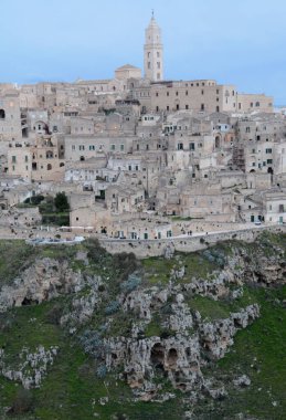 Sassi di Matera Murgia Timone 'nin bakış açısından Sasso Caveoso ve Duomo' nun önünde görülüyor..