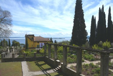 Vittoriale degli Italiani Gabriele d 'Annunzio tarafından tasarlanmıştır. Binalar, sokaklar, meydanlar, açık hava tiyatrosu, bahçeler ve su yollarından oluşan bir kompleks. 