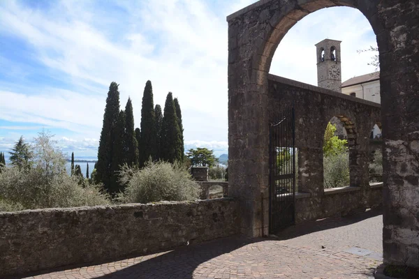 Vittoriale Degli Italiani由Gabriele Annunzio设计 它是由建筑物 露天剧场 花园和水道组成的综合体 — 图库照片
