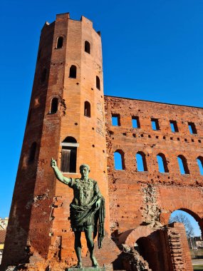 Porta Palatina, kuzeyden Augusta Taurinorum 'a veya günümüzde Torino olarak bilinen Roma vatandaşlarına erişim sağlayan Porta Principalis Dextera' dır.