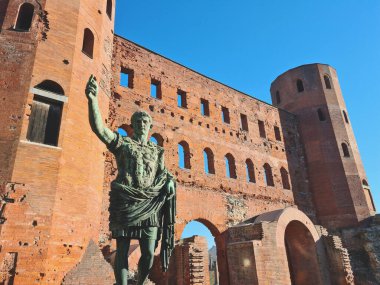 Porta Palatina, kuzeyden Augusta Taurinorum 'a veya günümüzde Torino olarak bilinen Roma vatandaşlarına erişim sağlayan Porta Principalis Dextera' dır.