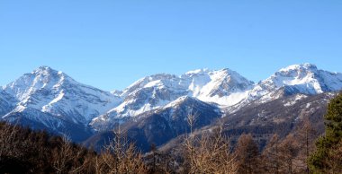 Chaberton Dağı 3,131 metre yüksekliğindedir ve Hautes-Alpes 'in Fransızca bölümündeki Cottian Alpleri' nde bir dağdır ama İtalya 'daki Susa Vadisi' ne bakar..