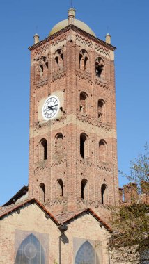 Pomaro Monferrato, tepe manzaralı antik tuğla kalenin yakınındaki bir tepede duran küçük bir ortaçağ köyüdür..