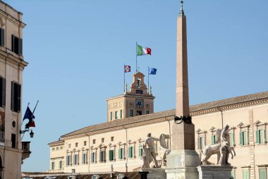 Quirinal Sarayı, Papaların ve şimdi de cumhurbaşkanının merkeziydi. Saray, Rüzgârlar Kulesi olarak bilinen panoramik kuleyle çevrilidir..