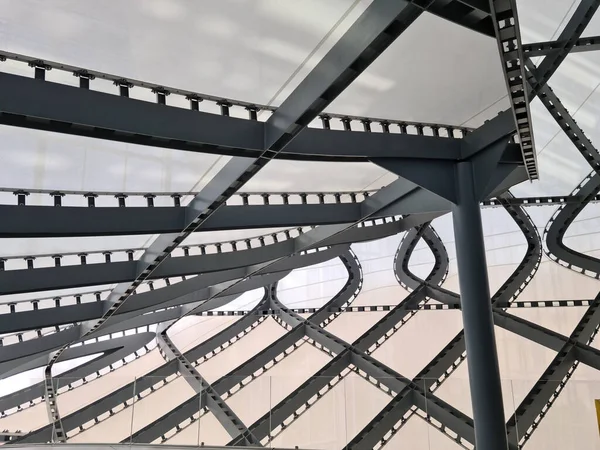 Fuksas 'ın Nuvola' sı yarı şeffaf cam liflerle kaplı çelikten yapılmıştır. Bu da bulutun etkisini garanti eder..