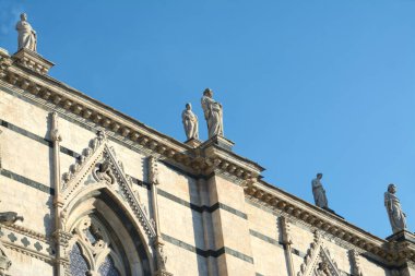 Siena Santa Maria Assunta Katedrali İtalyan Romanesk-Gotik tarzında inşa edilmiştir ve İtalya 'da bu tarzda inşa edilen en güzel kiliselerden biridir.