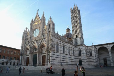 Siena Santa Maria Assunta Katedrali İtalyan Romanesk-Gotik tarzında inşa edilmiştir ve İtalya 'da bu tarzda inşa edilen en güzel kiliselerden biridir.