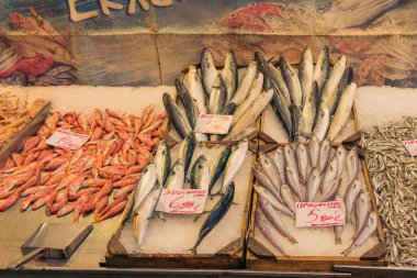 Yerel Yunan pazarında satılık balık