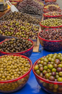 Yunan pazarında satılık zeytin portresi