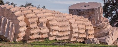 Atina 'daki Zeus Tapınağı' nda düşen sütun