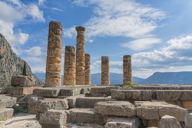Mavi gökyüzü ve bulutlu Apollo tapınağının sütunları, Delphi Yunanistan