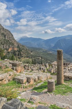Delphi harabelerini ve arka planda dağları izle