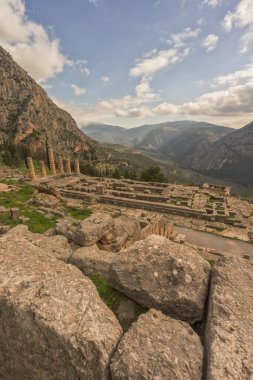 Apollo tapınağına ve Delphi, Yunanistan 'daki vadiye bakıyorum.