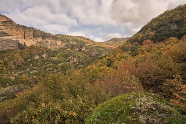 Yunanistan 'ın Meteora kentindeki kaya oluşumlarının güzel sonbahar manzarası