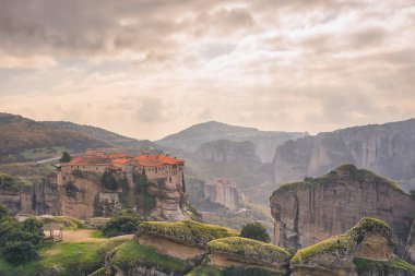 Büyük Meteoron manastırının mavi gökyüzü ve bulutlarıyla manzarası, Meteora Yunanistan