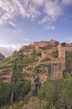 Büyük Meteoron manastırının mavi gökyüzü ve bulutlarıyla manzarası, Meteora Yunanistan