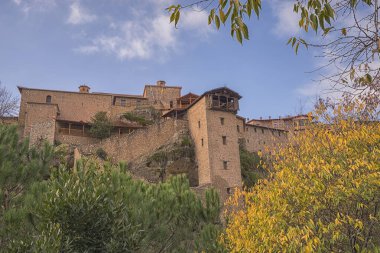 Sonbahar yeşilliklerinin çerçevelediği büyük Meteoron manastırının manzarası, Meteora Yunanistan