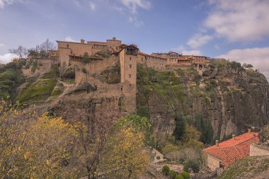 Büyük Meteoron manastırının mavi gökyüzü ve bulutlarıyla manzarası, Meteora Yunanistan