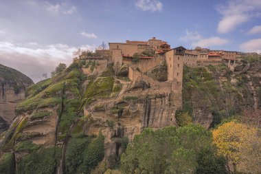 Büyük Meteoron manastırının mavi gökyüzü ve bulutlarıyla manzarası, Meteora Yunanistan