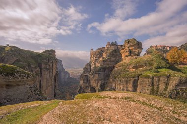 Meteora kaya oluşumlarının uçurumlarına bakıyoruz, Yunanistan