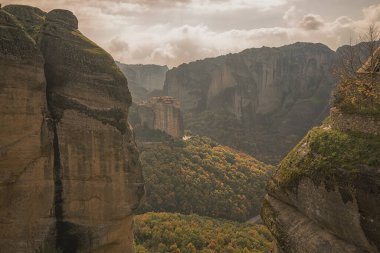 Yunanistan, Meteora 'daki vadiye bakıyorum.