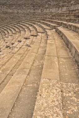 Antik Yunanistan 'daki Epidavros Tiyatrosu' nun koltukları boyunca manzaraya bak