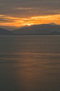 Argolik Körfezi, Nafplion, Yunanistan 'da gün batımının portresi
