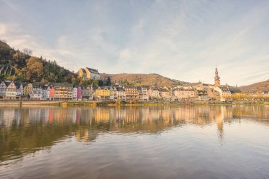 Cochem Almanya Moselle Nehri boyunca şehir manzarası