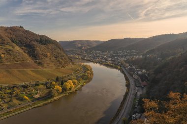 Sonbaharda Cochem Vadisi, Moselle Nehri, Almanya