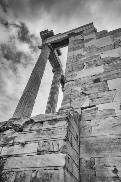 Глядя Вверх Темные Столбы Черном Белом Акрополисе Афины Греция — стоковое фото