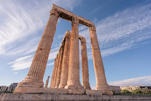 Kolommen Bij Tempel Van Zeus Met Blauwe Lucht Wolken Athene — Stockfoto