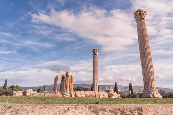 Vista Columnas Columnas Caídas Templo Zeus Con Cielo Azul Nubes —  Fotos de Stock