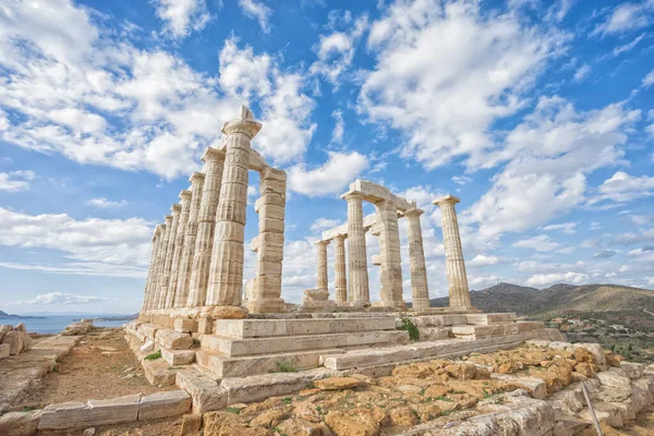 Mavi Gökyüzü Bulutlu Poseidon Tapınağı Sounion Yunanistan — Stok fotoğraf