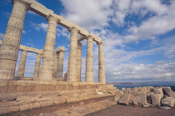 Mavi Gökyüzü Bulutlu Poseidon Tapınağı Sounion Yunanistan — Stok fotoğraf